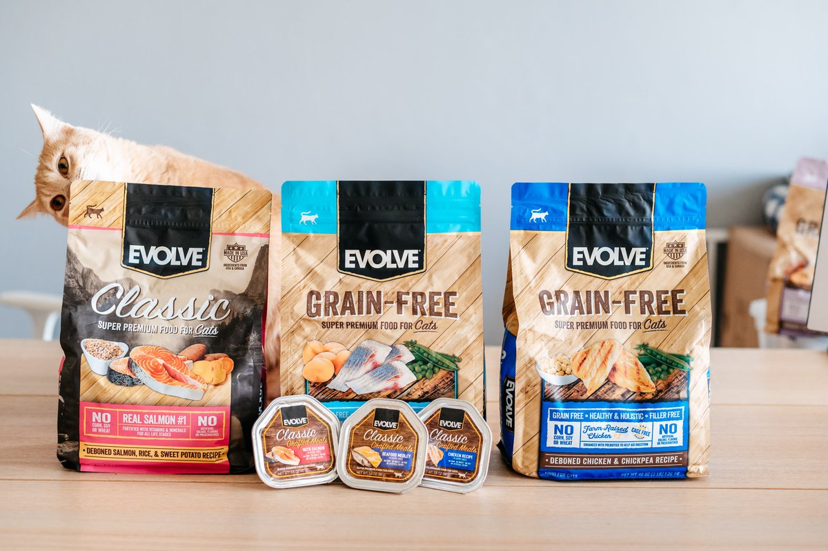 Pups are the only ones who get to paw-ty with Evolve! Treat your cat to the paw-some flavors of Evolve cat food. It's so tasty, your furball will be licking their whiskers with delight! Learn more about our puurrfectly curated cat food line here 👉 bit.ly/3EZcWiY
