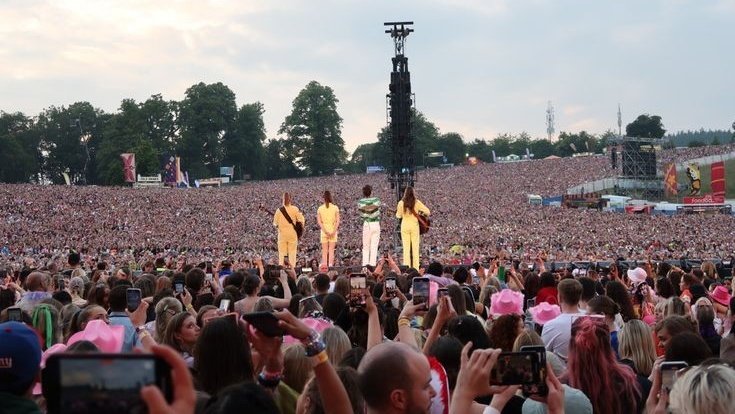 sunfflouwerry's tweet photo. "there's not many of you is there ? I'm hoping there will be more at the first show" 😭 https://t.co/wAqTagnaY1