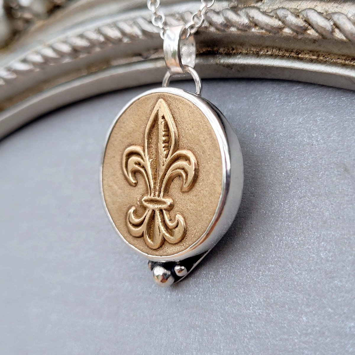 animoART's tweet image. Kettenanhänger "Vintage Lilie" 925 Silber &amp;amp; Bronze 
Kettenanhänger "Vintage Lilie"
Der massive Anhänger ist eine Kombination aus Bronze und Sterlingsilber. Der Bronze-Taler mit Lilie liegt in einer Fassung aus Sterlingsilber. 

«« DETAILS »»
- detaillierter Ketten-Anhänger...