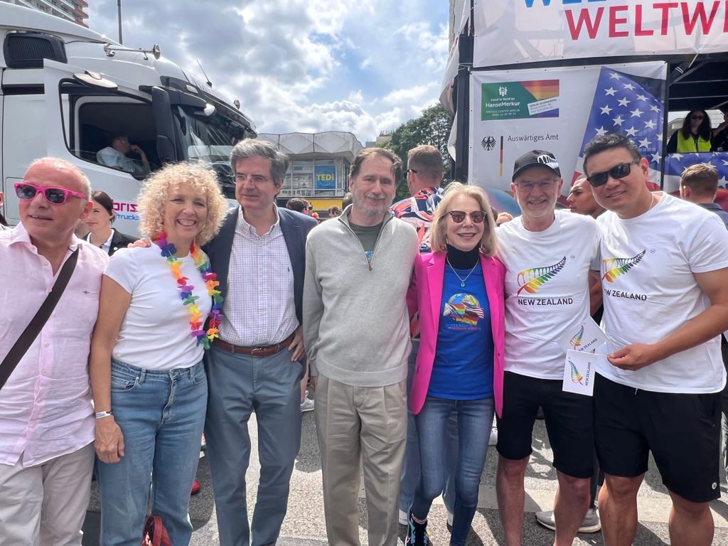 🇳🇿🏳️‍🌈 It was wonderful to be a part of the @CSD_Berlin Pride parade on Saturday with State Secretary Jennifer Morgan @climatemorgan and my fellow ambassadors Vanni Xuereb @vx64, @Amb_Delattre and @USAmbGermany #dieBotschaftistLiebe #csdberlin #Embassies4LGBTI #DiplomatsForEquality