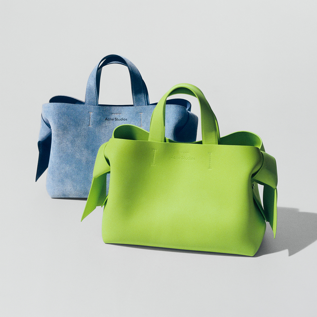 acnestudios's tweet photo. Iconic #AcneStudios bags in bold summer colours. New #Musubi midi bags are available in store and at https://t.co/cAZFGajHaY
Photographer: #JeanMarieBinet
Set designer: #AliceKirkpatrick https://t.co/32LAbiJsXv