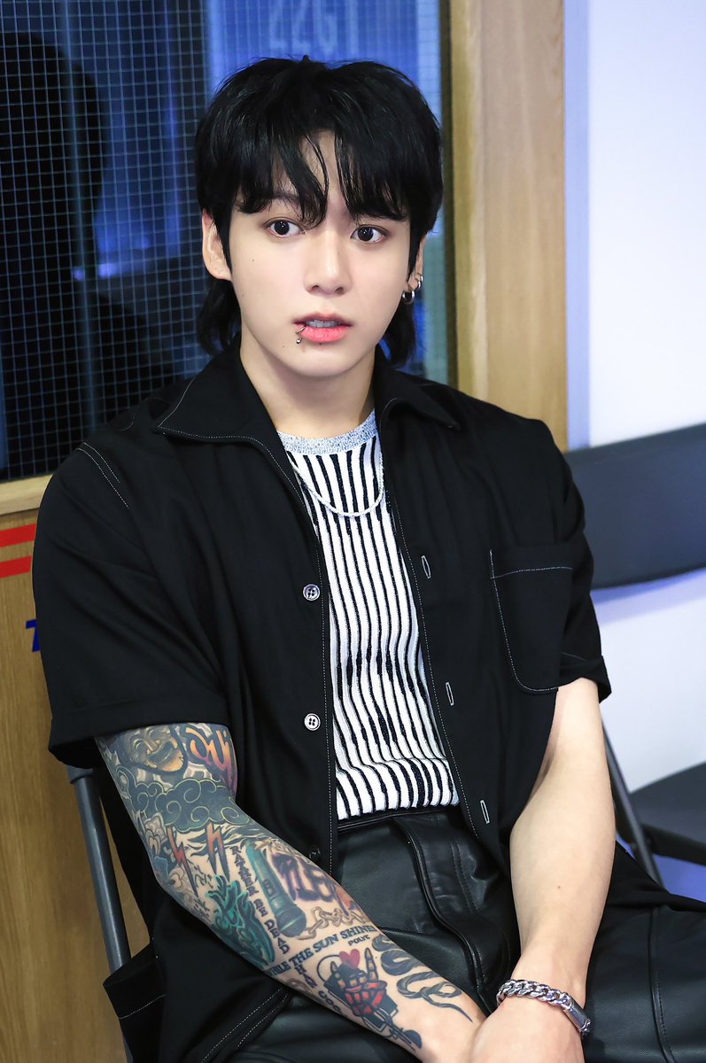 look at him 😭🖤