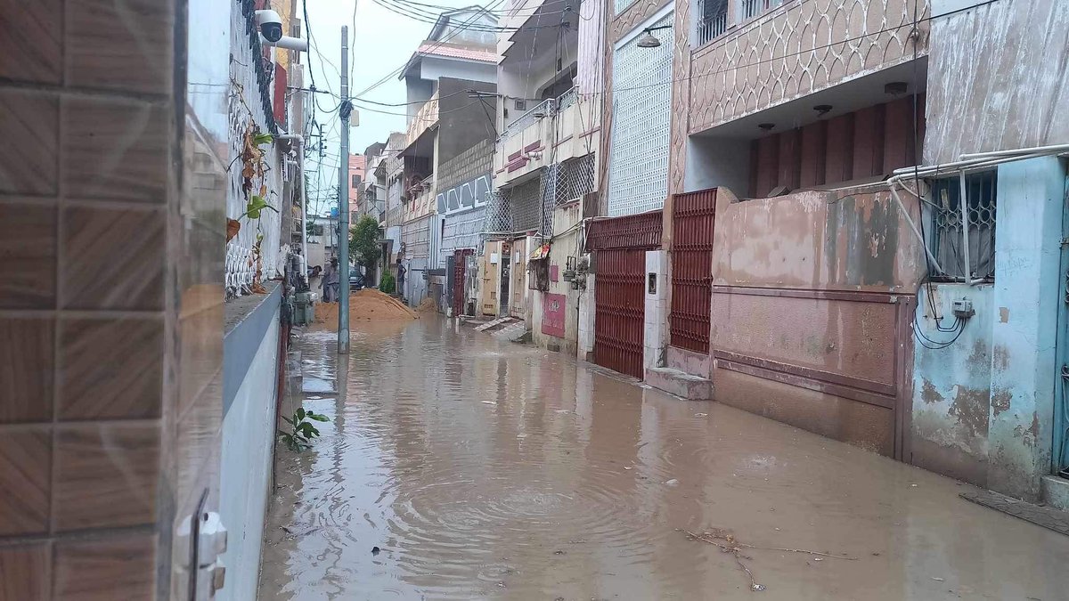 STAJAFRI's tweet photo. Dear @HazimBangwar, immediate assistance required near namak bank bufferzone 15a4🆘Rainwater mixing with sewage,entering houses and risking public health,Diseases loom large,people trapped indoors due to flooding,Please act urgently to clear the water #karachirain #rainwater https://t.co/GogCViQWVr