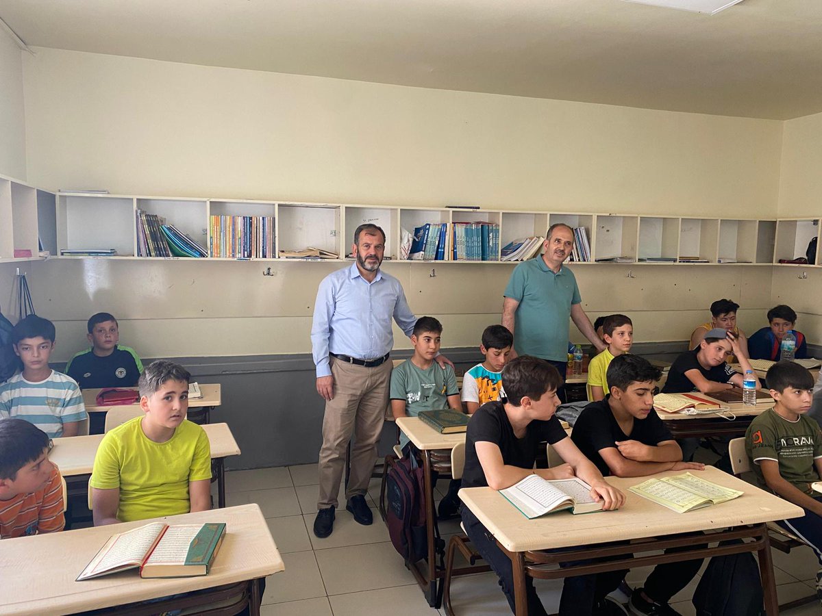 KonyaMuftulugu's tweet photo. Konya İl Müftüsü Prof. Dr. Ali Öge, Meram İlçe Müftülüğüne bağlı Dere Kur’an Kursunu ziyaret etti. Ziyarete hayırseverler ve Başkanlık Müftüsü Dr. Hasan Hüseyin Güller de katıldı.

Detay:https://t.co/XjY9PWE7jF @AliOge42 https://t.co/A8DhDWPDdV