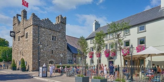 Free Heritage Week Talk by John Martin on 'Dalkey’s Taverns and Small Hotels in the 19th & 20th Centuries', Thursday 17th August 19:30pm 👉dalkeycastle.com/book

📸John Fahy
#Heritage #heritageweek #heritagematters #irishhospitality #Irish #irishsummer #slainte #Dublin #Ireland