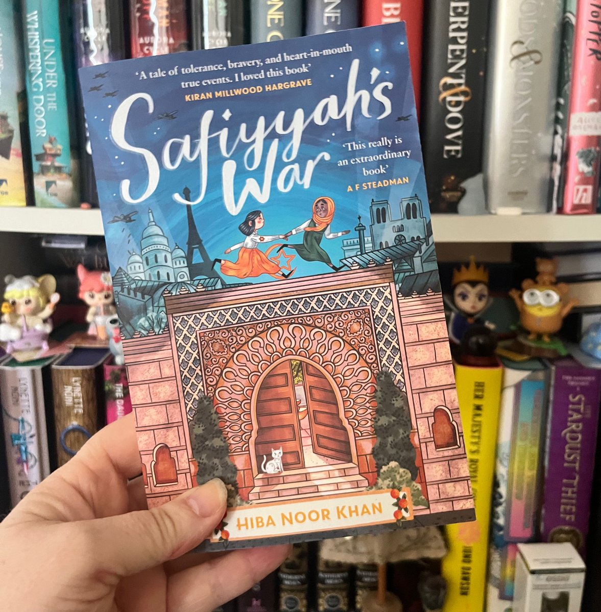 I’m more than delighted to share my review for the beautiful Safiyyah’s War by @HibaNoorKhan1 This special story based on real events is a must read, not only for children but also adults for full details ➡️ tarasbookishblog.home.blog/2023/07/24/saf… #safiyyahswar #BookReview #booktwt #BookTwitter