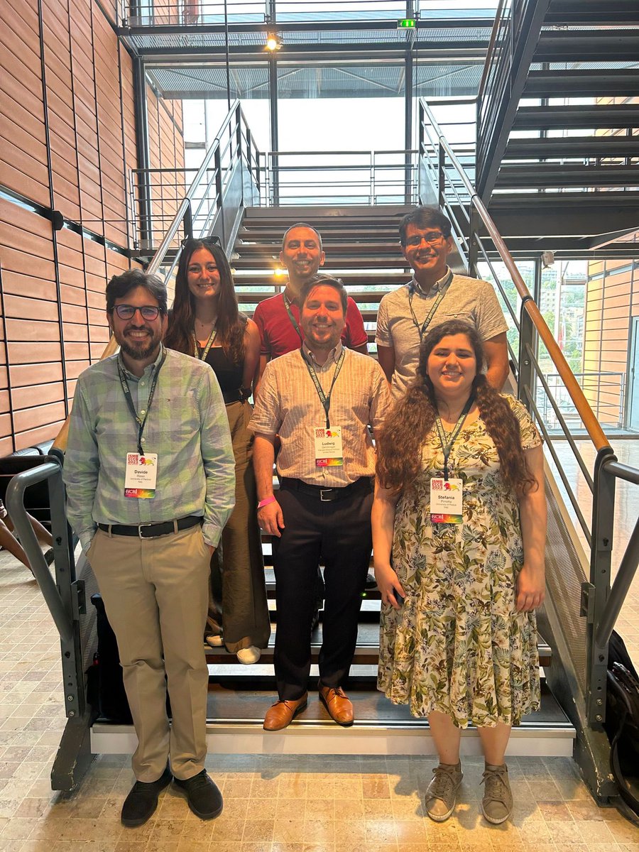 drighelli's tweet photo. The @Bioconductor team on its expedition in #Lyon for #ISMBECCB2023

Thanks to all the attendees of the Single Cell data Analysis course! 

@drisso1893 @M2RUseR @ilabil96 @stefania_p_96 Ludwig Geistlinger 
@ISMBinfo @LabRomualdi #singlecell @rstatstweet https://t.co/SSp3WiNjUP