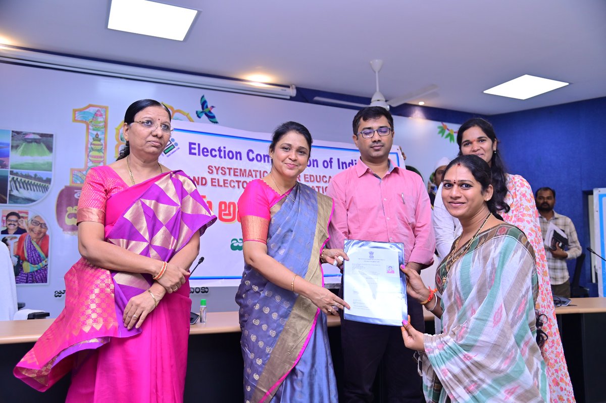 Collector_JGTL's tweet photo. ట్రాన్స్ జెండర్లకు సమాజంలో గుర్తింపు కల్పించడానికి ఐడెంటిటి కార్డులను జారీ చేయడం, ఓటు హక్కు కల్పించడానికి ఎన్నికల కమీషన్ ఆదేశాలు జారీ చేయడం జరిగిందని, జిల్లాలోని 18 ఏళ్లు నిండిన ట్రాన్స్ జెండర్లకు ఓటు హాక్కు కల్పించడం జరుగుతుందని అన్న జిల్లా కలెక్టర్ షేక్ యాస్మిన్ బాష  @ECISVEEP https://t.co/iewaxgEx2P