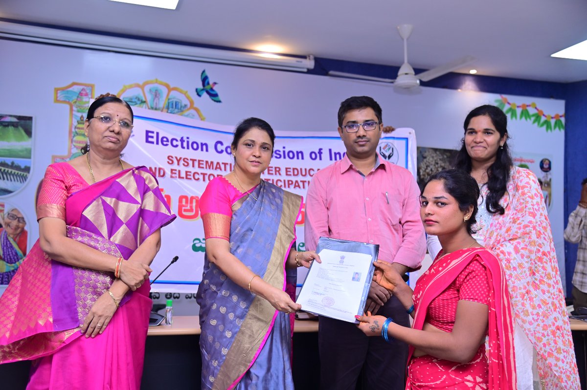 Collector_JGTL's tweet photo. ట్రాన్స్ జెండర్లకు సమాజంలో గుర్తింపు కల్పించడానికి ఐడెంటిటి కార్డులను జారీ చేయడం, ఓటు హక్కు కల్పించడానికి ఎన్నికల కమీషన్ ఆదేశాలు జారీ చేయడం జరిగిందని, జిల్లాలోని 18 ఏళ్లు నిండిన ట్రాన్స్ జెండర్లకు ఓటు హాక్కు కల్పించడం జరుగుతుందని అన్న జిల్లా కలెక్టర్ షేక్ యాస్మిన్ బాష  @ECISVEEP https://t.co/iewaxgEx2P
