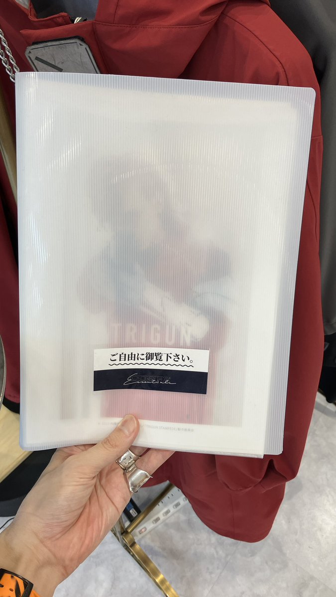 csp_essentials's tweet photo. また、特設ページで配布させて頂いていますSTYLELOOKBOOKのPDF。こちらを出力しまとめたファイルもご用意しております。
HPへも追加させて頂いた詳細ページも同じくファイリング致しました。
こちらを手にしつつ、ぜひ商品と比べてみて下さいね。
#TRIGUN
#トライガン #TRIGUNSTAMPEDE
#COSPA_ESS https://t.co/OwKY1Q3MYJ