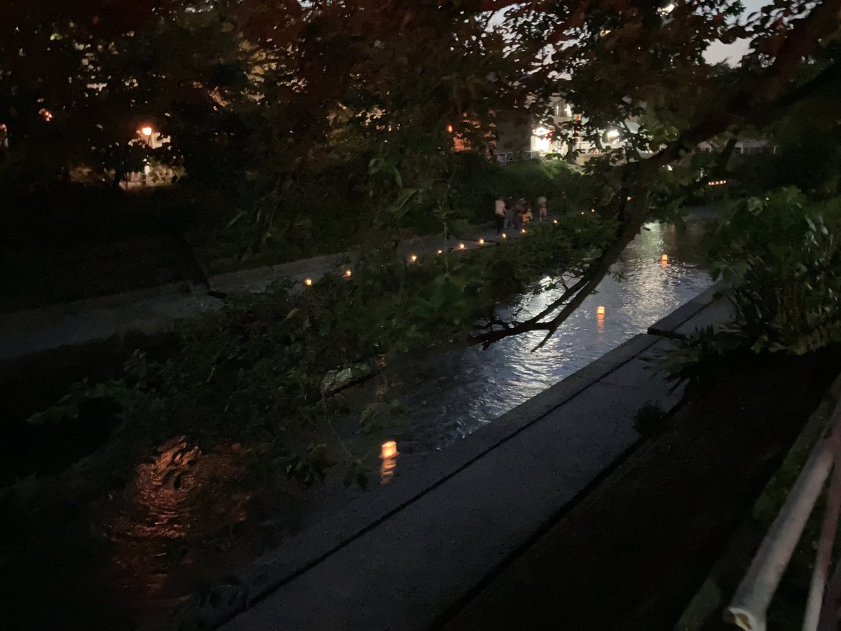 yuichi_GI's tweet photo. 本日は富山市を南北に流れる、いたち川で灯籠流しが行われました🏮

灯籠流しはお盆の行事の一種ですが、地域によって実施日はまちまち。

そもそもお盆の時期も色々な解釈があるから正月みたいに全国一斉ってわけじゃないんですよね😅

通訳案内士としてはもっと知識を深めておきたいところです。 https://t.co/ZGtcrwQXGj