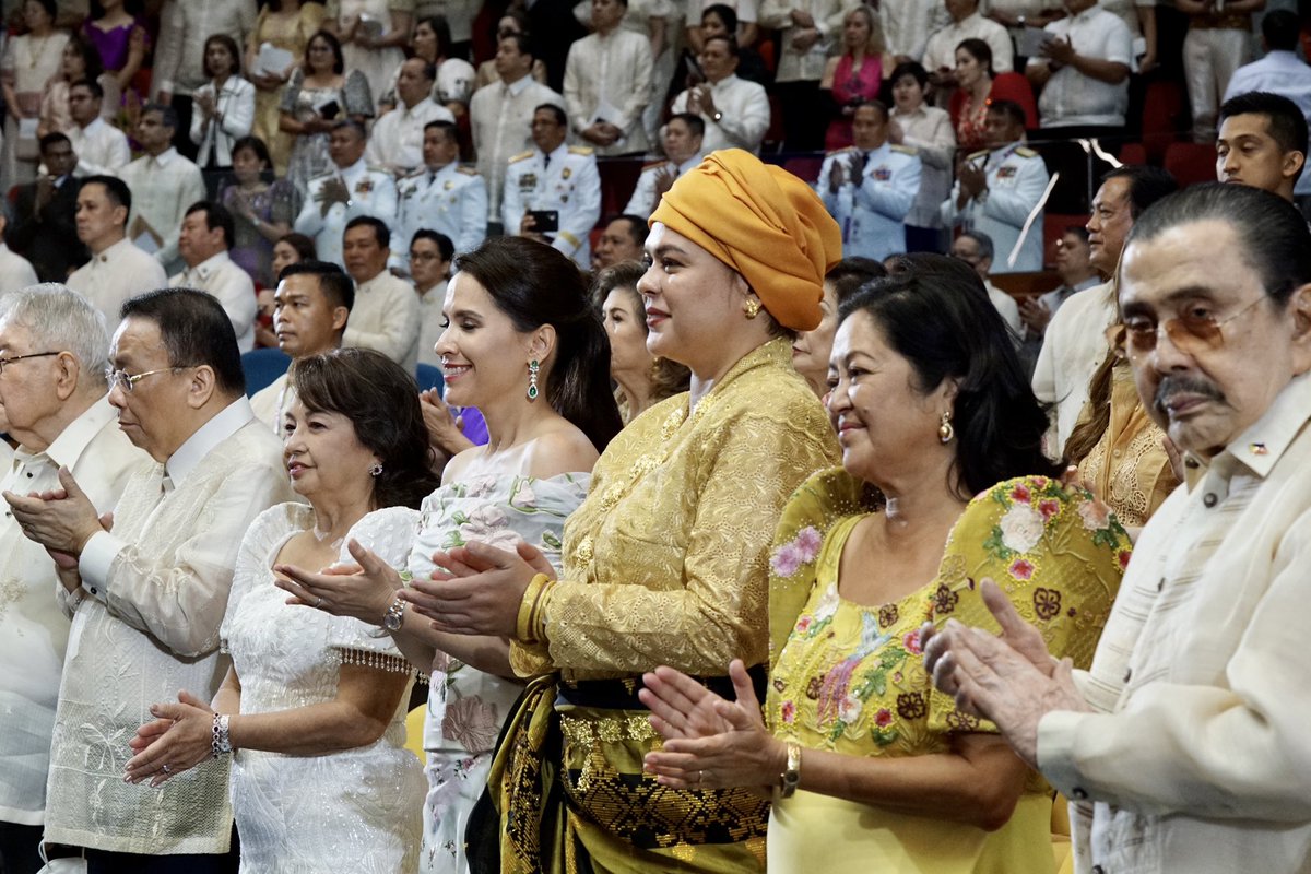 indaysara's tweet photo. Sa ikalawang State of the Nation Address (SONA) ni Pangulong Ferdinand Marcos Jr, ipinagmamalaki kong dalhin ang pagkakakilanlan ng tribung Maguindanaon sa pamamagitan ng pagsuot ng kanilang traditional dress na Bangala. https://t.co/njH8v8e7iu