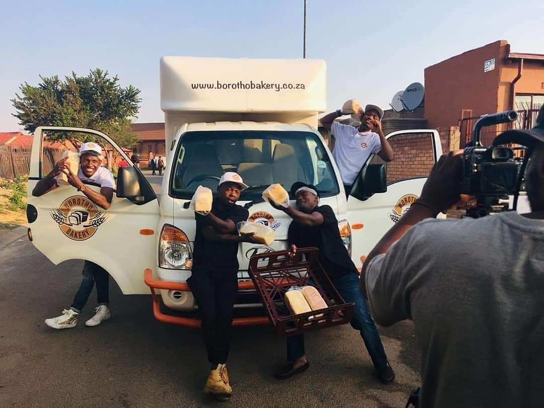 LeratoPillayZA's tweet image. Meet 33-year-old Refiloe Rantakoe, owner of Borotho Bakery Enterprise Pty ltd based in Soweto. Refiloe took a R50k loan &amp;amp; left his corporate job as he was unhappy with his career. He went from producing 20 loaves of bread a day in 2016 to 800 this year. Borotho now employs over…