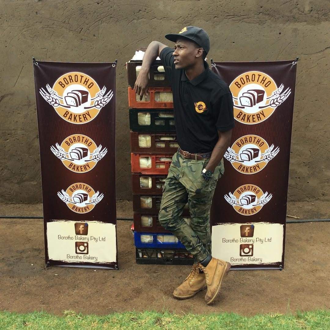 LeratoPillayZA's tweet image. Meet 33-year-old Refiloe Rantakoe, owner of Borotho Bakery Enterprise Pty ltd based in Soweto. Refiloe took a R50k loan &amp;amp; left his corporate job as he was unhappy with his career. He went from producing 20 loaves of bread a day in 2016 to 800 this year. Borotho now employs over…