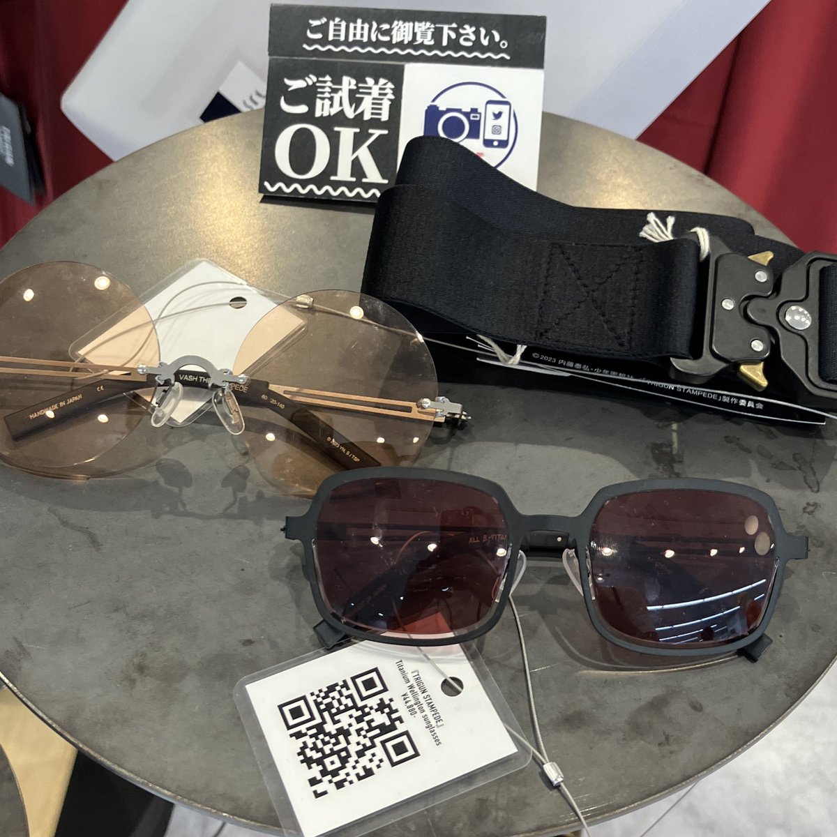csp_essentials's tweet photo. また、ラックにご用意のアイテム、サングラス、どちらもご試着もOK!となっておりますので、ご自由に当てたり、袖を通したり、サングラスをかけてみて下さいね。
※パンツ類はスペースの都合ご試着出来ませんが、鏡の前で当ててみて下さいね。
#TRIGUN
#トライガン #TRIGUNSTAMPEDE
#COSPA_ESS https://t.co/lmhoon3tfM