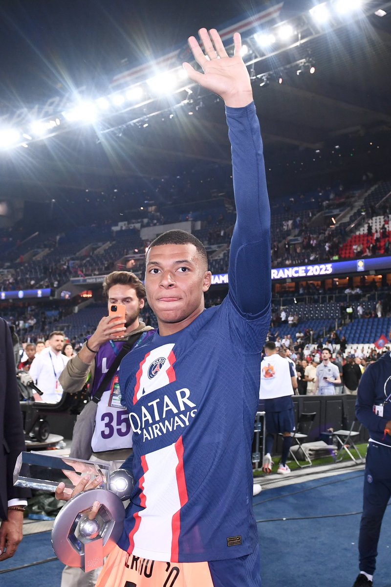 - عرض الهلال على كيليان مبابي راتباً قدره 700 مليون يورو على مدار موسم وآحد .

- 58.3 مليون يورو شهريًا 
- 14.5 مليون يورو في الأسبوع
- 2 مليون يورو في اليوم
- 83 الف يورو في.الساعة
- 1333 بًـ الدقيقة

🥶🥶🥶🥶🥶