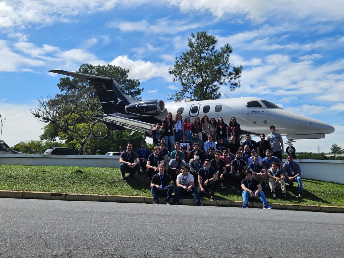 embraer's tweet photo. #NOTÍCIA | Mestrado em engenharia aeronáutica da Embraer oferece bolsa de R$ 5 mil por mês. Leia notícia completa: https://t.co/s079hYm7Nt #EmbraerStories #WeAreEmbraer https://t.co/VVb5xP1OD5