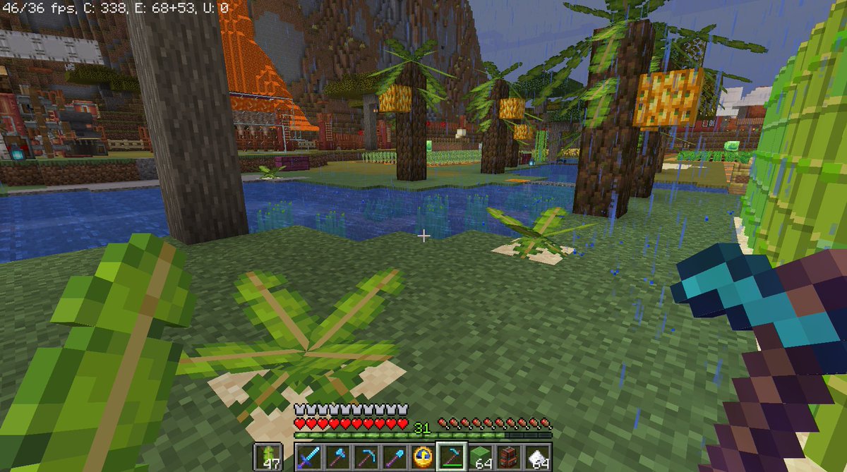 ComanHoliday's tweet photo. #Minecraft #NeapolitanMod 
Neapolitanのバナナ園は雨が降らないと育ちません
しかし降雨時は「バナナの葉」を植える都度育つので、
バナナの房が生えない茎を剪定して回ります https://t.co/PGukFrvqNs