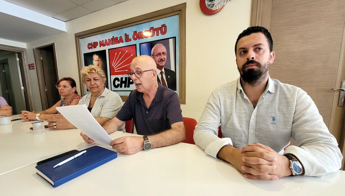 is_caliskan's tweet photo. Lozan Antlaşmasının 100.’ncü ve 24 Temmuz Basın Bayramı sebebiyle parti binamızda İl Kadın Kolları Başkanımız Şadiye Uysal, CHP Şehzadeler İlçe Sekreteri Av. Mert Özkösemen, parti yöneticilerimiz ve partililerimiz ile birlikte basın toplantısı düzenledik. https://t.co/NrBoWCwh4x