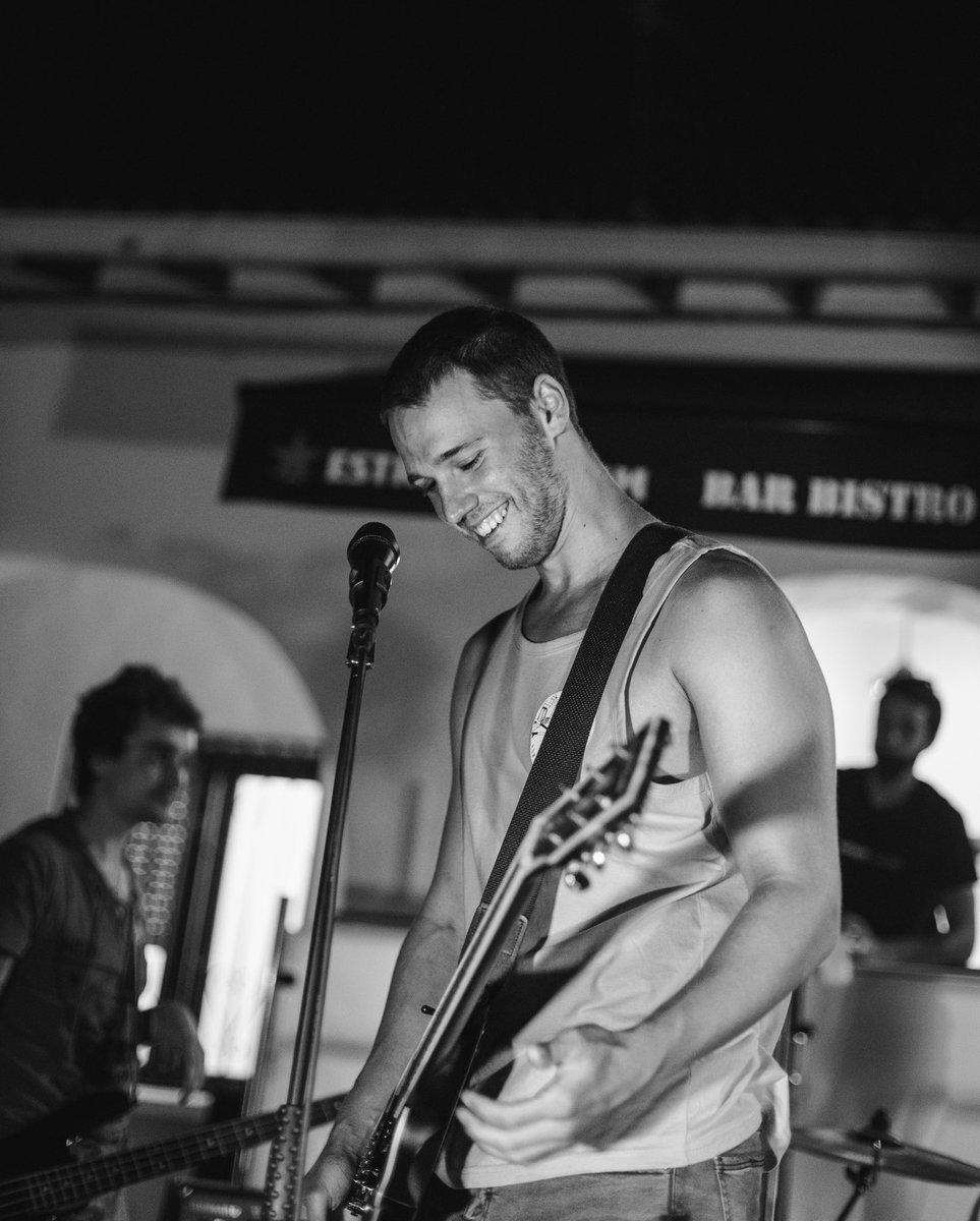 lagranmusicfest's tweet photo. Os presentamos a los integrantes del grupo.
@Whiteheadsen guitarra y voz @_ARITZ_97 guitarra 
 @idkkliammm bajo
Unai batería https://t.co/DeIrJUjyW8