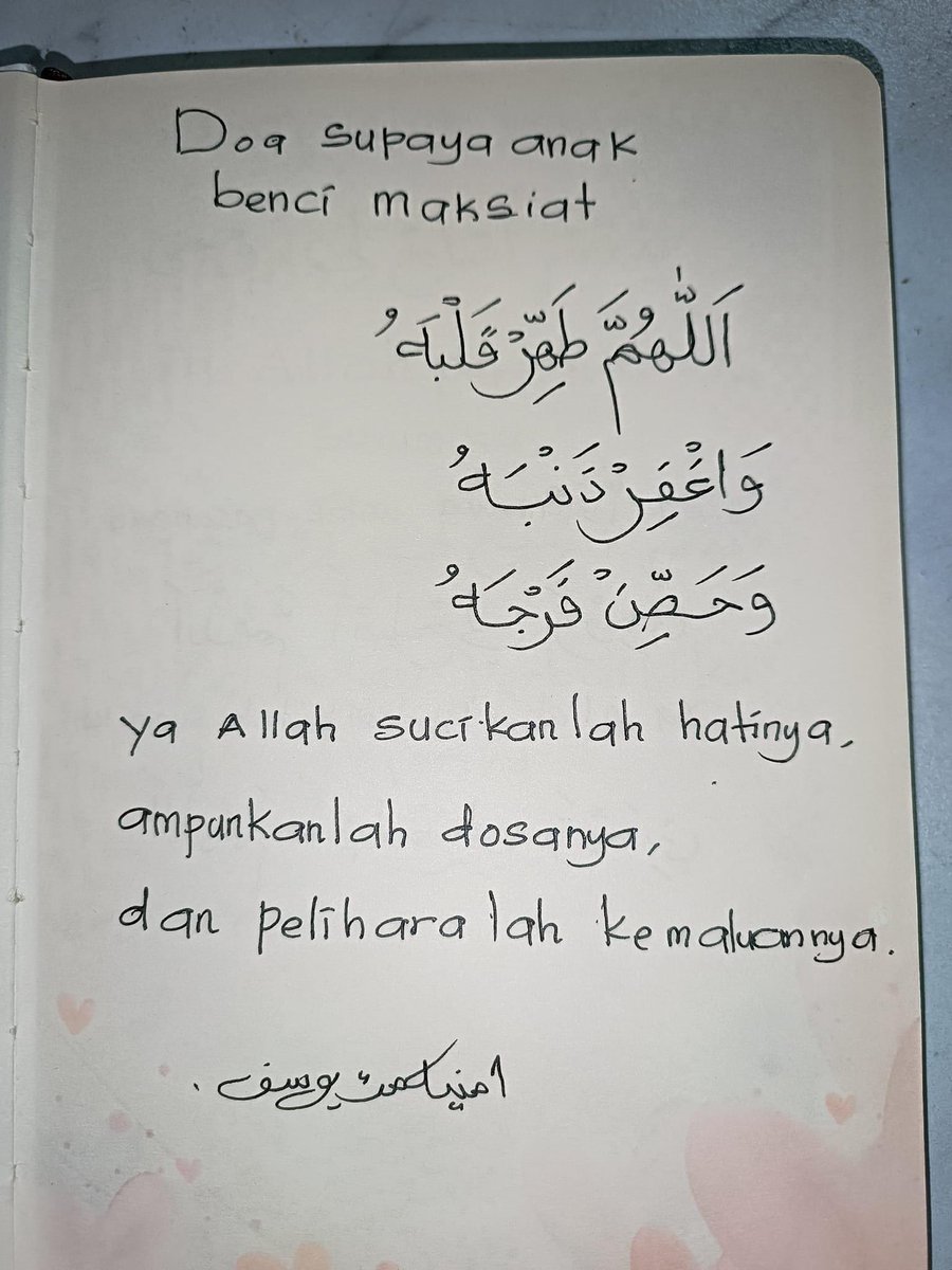 Doa yang merawat hati anak2 agar benci kepada maksiat. 

Letakkan telapak tangan ibu ayah ke dada anak dan baca doa ini.

Menurut Abu Umamah, Rasulullah SAW meletakkan telapak tangan Baginda di dada seorang pemuda yang meminta izin kepada Baginda untuk berzina, kemudian
