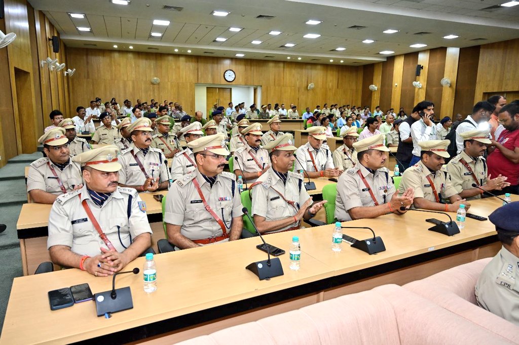 झारखण्ड मंत्रालय में आयोजित पिपिंग सेरेमनी कार्यक्रम में नव प्रोन्नत भारतीय पुलिस सेवा के अधिकारियों को बैज लगाकर सम्मानित करने का सौभाग्य मिला। 
इस प्रोन्नति से राज्य में पुलिसिंग और विधि व्यवस्था के लिए जो पदाधिकारियों की कमी थी उस कमी को कुछ हद तक भरने में सहायता मिलेगी। आप