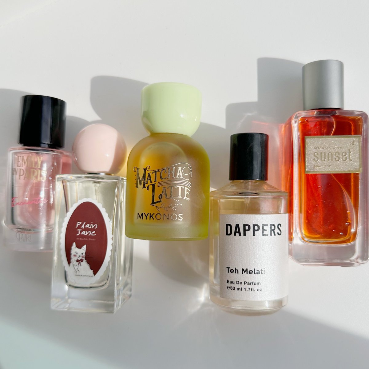 mau ngespill 5 perfume lokal yg longevitynya juara banget di aku, up to 7-8 hours! 

kalian bisa simak &amp; save thread ini kalo nyari referensi perfume yg tahan lama 
(ﾉ◕ヮ◕)ﾉ*:･ﾟ✧