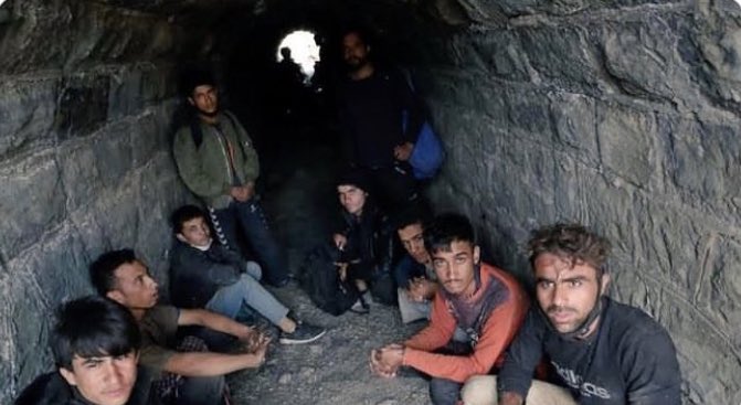 Zafer Partili bir gencin telefonda kaçakçı takliti yaparak 13 Afgan’ı 2 aydır İran’da bir mağarada beklettiği ortaya çıktı.