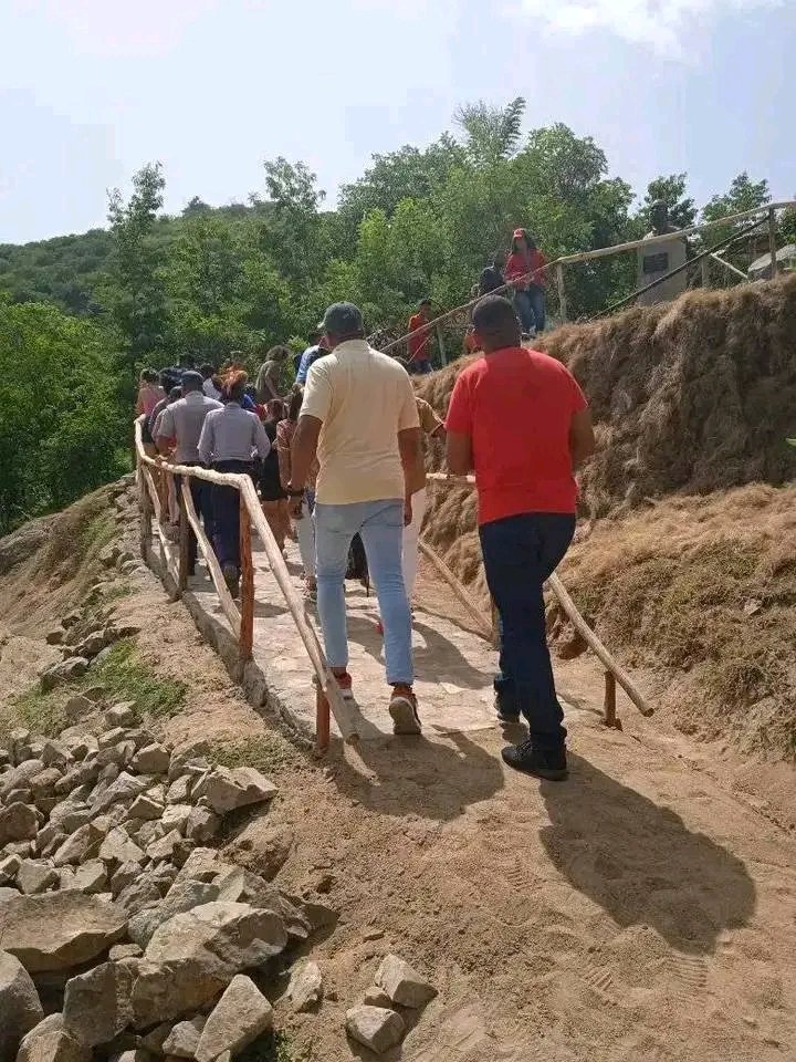 UJCdeCuba's tweet photo. Como parte de las actividades relacionadas con el #70Moncadas jóvenes santiagueros recorrieron por los sitios históricos relacionados con los sucesos del #26deJulio.
#ConTodosLaVictoria
#UnaMejorJuventud #Cuba #UJC https://t.co/39F7xPY4Id