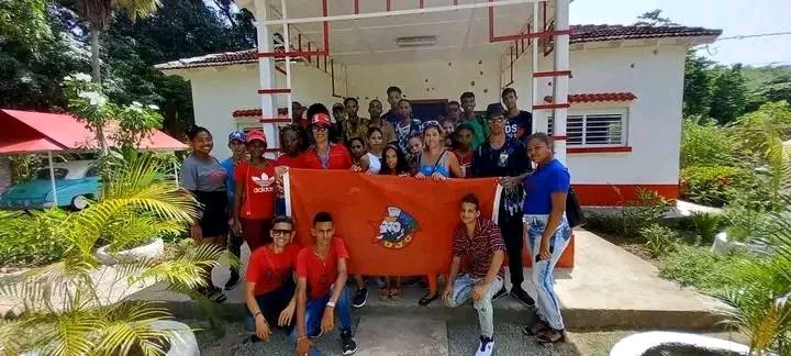 UJCdeCuba's tweet photo. Como parte de las actividades relacionadas con el #70Moncadas jóvenes santiagueros recorrieron por los sitios históricos relacionados con los sucesos del #26deJulio.
#ConTodosLaVictoria
#UnaMejorJuventud #Cuba #UJC https://t.co/39F7xPY4Id