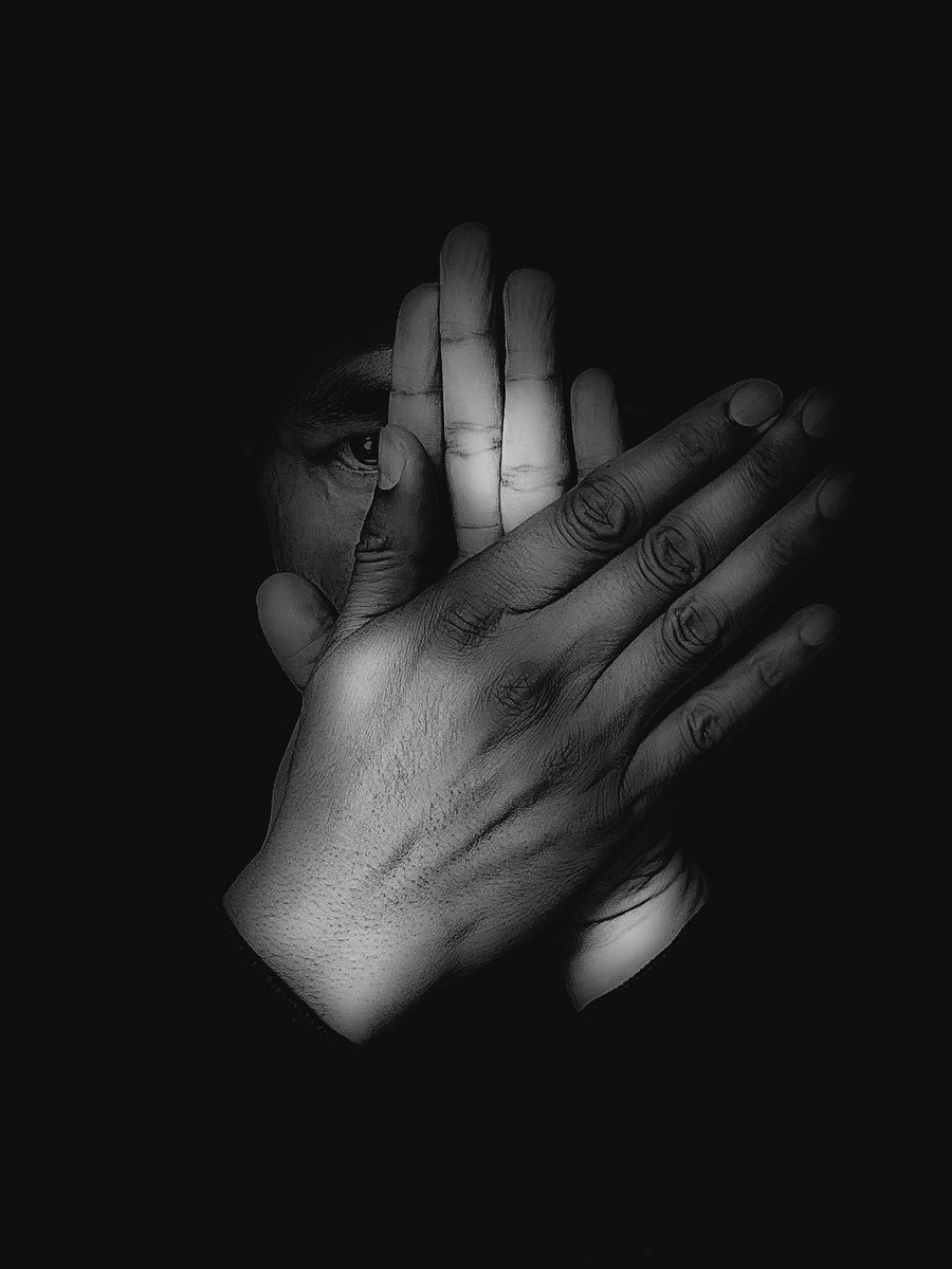 anonyra's tweet image. As I ‘m expanding my presence here to releasing my own 𝐀𝐫𝐭, this is a good time as any to pin an up to date 𝐁𝐢o 🧵
Gm, I am Anonyra 📸
I entered this space in Oct ‘21 as a Collector. Starting out on the generative/pfp side, my interest shifted fairly quickly to 1/1 Art