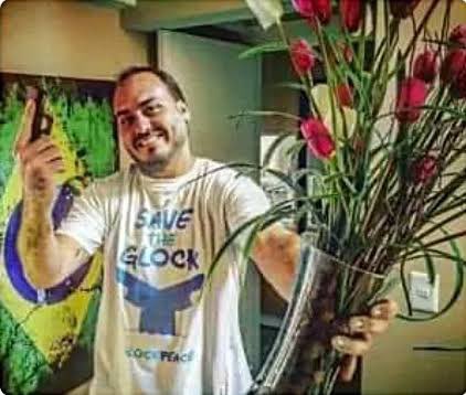 Só pra ninguém esquecer essa foto do Carluxo segurando uma arma e um vaso de flores minutos após Marielle Franco ser assassinada. 

Tic Tac Familícia ⏰