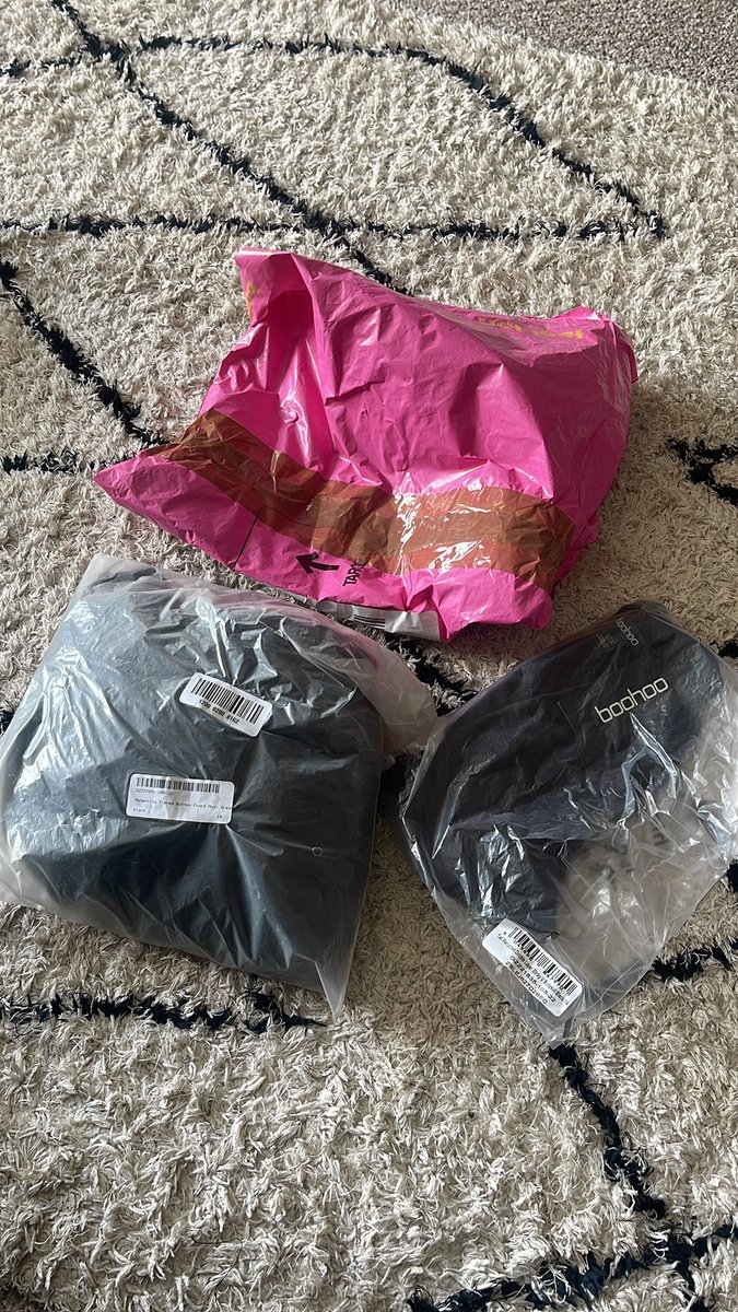 tashplummer_xo's tweet photo. Hi, @boohoo @boohoo_cshelp I ordered from you on 20/07 for NDD. It never arrived on 21/07. It finally arrived 22/07 and upon opening there are only 2 items inside… when I ordered 5 items. It looks like the package has been opened and taped back together? https://t.co/q1MQNIrJvn
