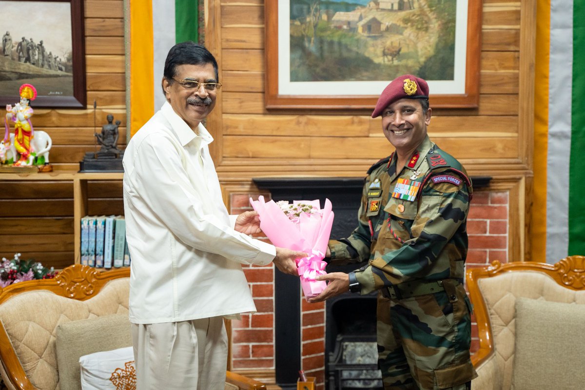 official_dgar's tweet photo. Major General Vinod Kumar Nambiar, YSM, SM, Inspector General #AssamRifles (East), during his visit to Aizwal, reviewed the operational preparedness of all the border guarding Battalions of Assam Rifles in Mizoram 1/2 @adgpi @HMOIndia https://t.co/jP3eKDml9g