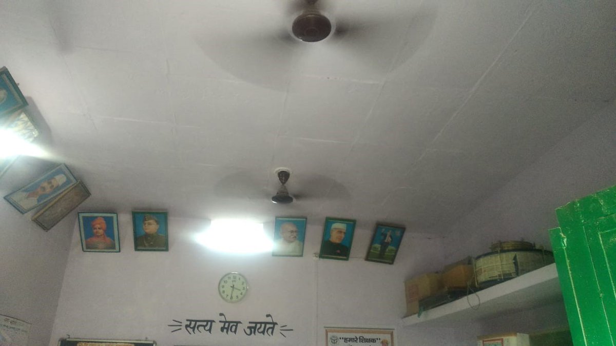 basicshiksha_up's tweet photo. बुलन्दशहर: बच्चों को गर्मी से राहत देने के लिए विभाग के साथ-साथ शिक्षकों ने भी पहल की। @bsabulandshahar व प्राथमिक विद्यालय पहासू-1 के शिक्षकों ने अपने स्कूल की सभी कक्षाओं में दो-दो पंखे और निर्बाध बिजली आपूर्ति के लिए एक इन्वर्टर लगवाया है, ताकि बच्चों की पढ़ाई बाधित न हो। 
@CMOfficeUP @thisissanjubjp