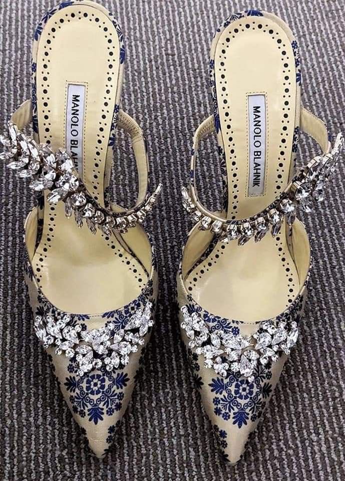 italybutoncrack's tweet photo. No thought, head empty. Just these Manolo’s. https://t.co/eiGGxy23Uw