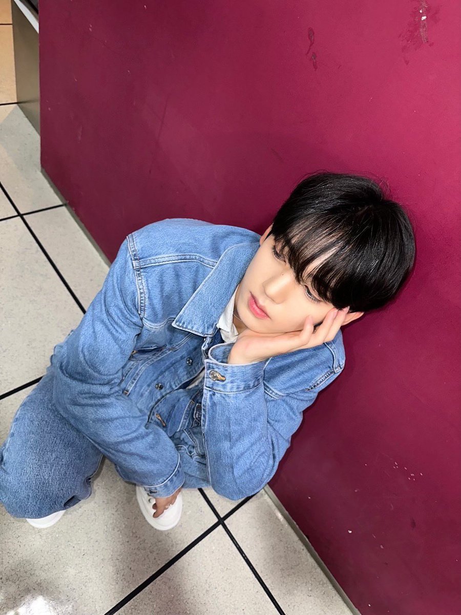 yujinhhn's tweet photo. I proudly maintain my status as ZEROBASEONE’s selfie master, and @gyuuvinkim hyung would definitely agree with that statement! \o/ https://t.co/I9Kua45qmi