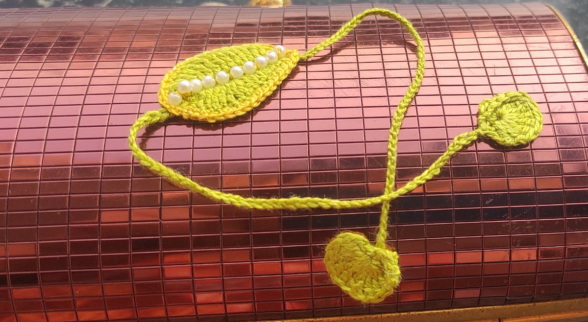 Handmade crochet rakhi. 
Pure silk yarn with synthetic pearl bead details. 

Available for inr 200+ shipping. 

Retweets for wider range appreciated :) 
#crochet
#rakhi