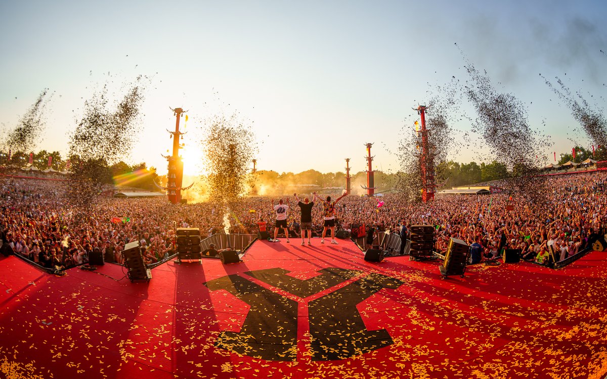 Start your week with great sound. #MonitorMonday is enjoying the view as K1 helps elevate the audience’s experience at #Defqon1. Headliners were able to enjoy the mix onstage with Kara stage-fills and X Series monitors. Sound provided by <a href="/RentAllEurope/">RentAll Europe</a> 
 
<a href="/Q_dance/">Q-dance</a>
