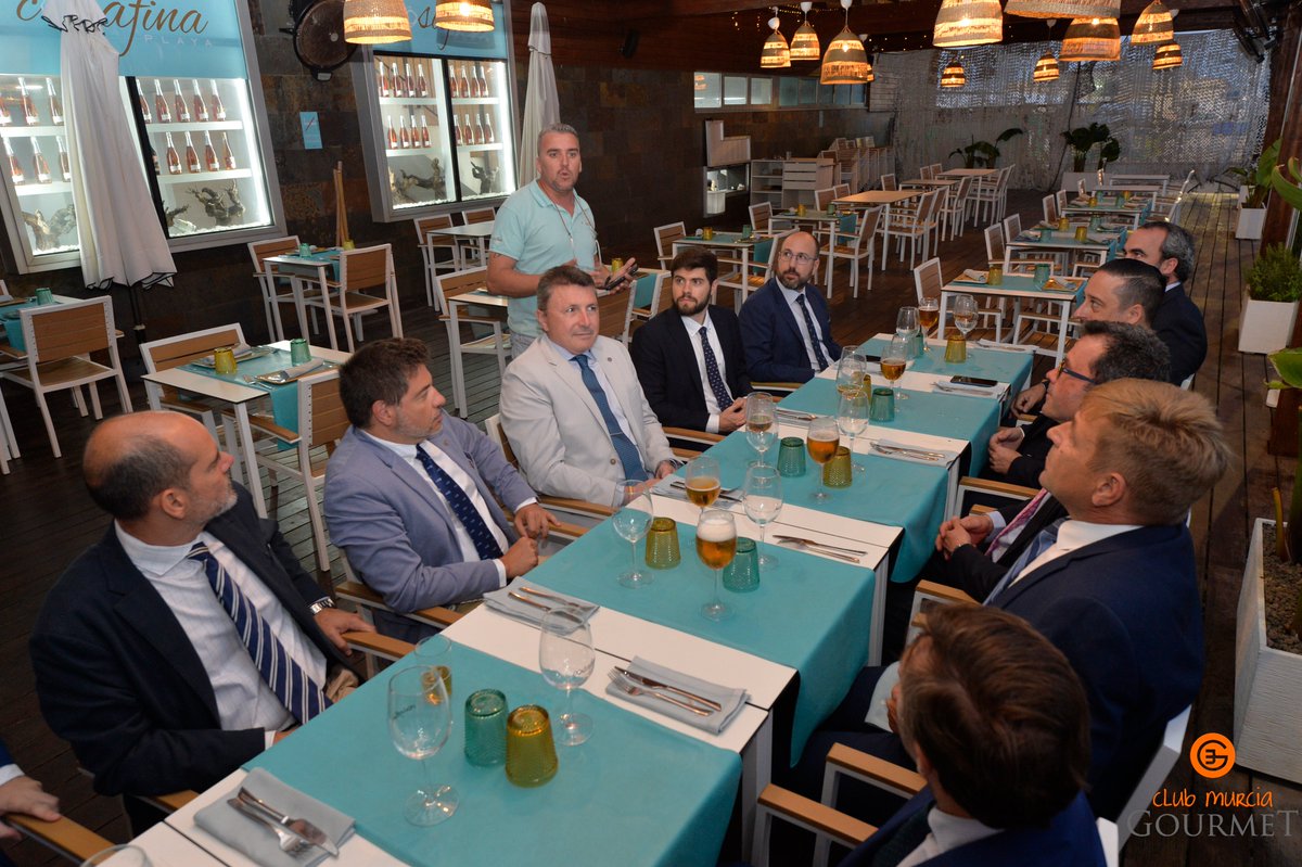 Recién llegados a la terraza que alberga la gran mesa para todos los comensales, nos recibe una cerveza fría recién echada con la que calmar el calor. Una vez todos los socios convocados han llegado, nos sentamos a la mesa. 

Texto: Emilio Soler
Fotos: <a href="/VVicens/">VICENTE VICENS</a>