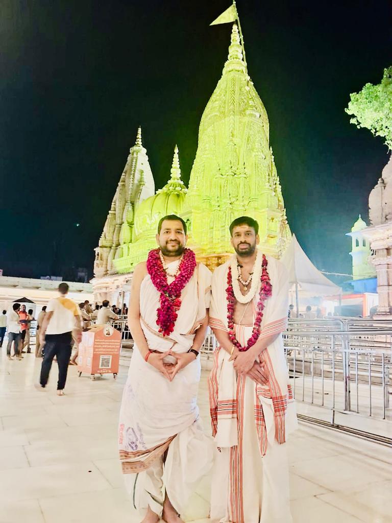 ManishMPahal's tweet photo. नागेंद्रहाराय त्रिलोचनाय भस्मांग रागाय महेश्वराय। 
नित्याय शुद्धाय दिगंबराय तस्मै न काराय नमः शिवायः॥ 

पवित्र सावन मास में बाबा विश्वनाथ जी का आशीर्वाद मिला !!
साथ में है मेरे गुरु श्री विष्णु शर्मा जी श्री आशीष कुलकर्णी जी (सलाहकार मुख्यमंत्री महाराष्ट्र )श्री कौशलेष राय जी !!! https://t.co/Ng8nGtJ829