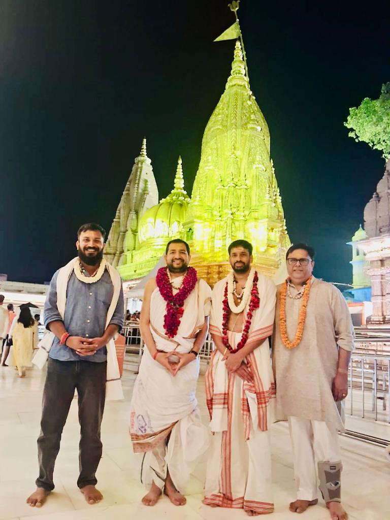 ManishMPahal's tweet photo. नागेंद्रहाराय त्रिलोचनाय भस्मांग रागाय महेश्वराय। 
नित्याय शुद्धाय दिगंबराय तस्मै न काराय नमः शिवायः॥ 

पवित्र सावन मास में बाबा विश्वनाथ जी का आशीर्वाद मिला !!
साथ में है मेरे गुरु श्री विष्णु शर्मा जी श्री आशीष कुलकर्णी जी (सलाहकार मुख्यमंत्री महाराष्ट्र )श्री कौशलेष राय जी !!! https://t.co/Ng8nGtJ829