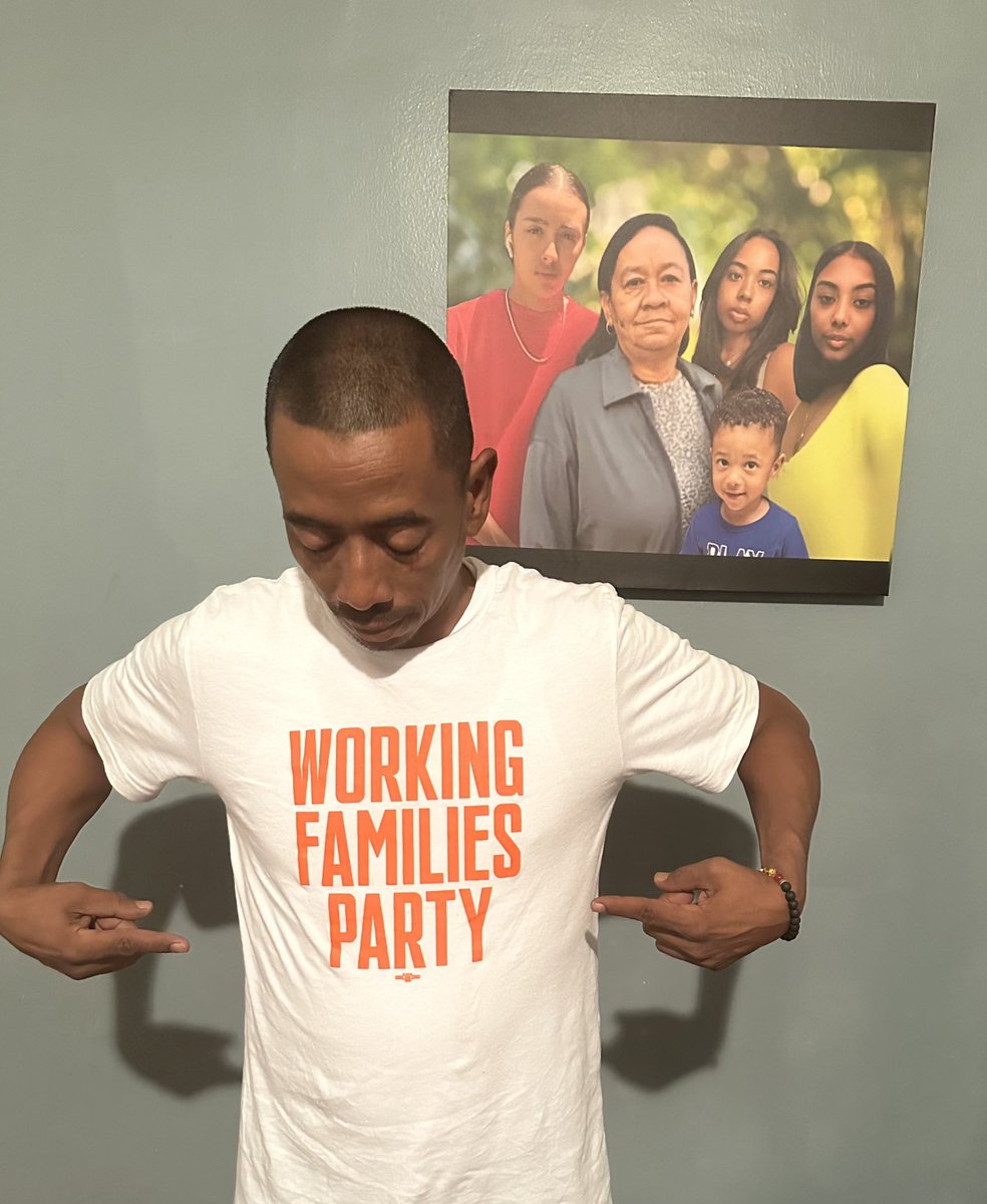 ElProfe369's tweet photo. Here I am in #WorkingFamiliesParty shirt. And over my shoulder are the reasons I fight so hard for #WorkingClassFamilies and #WorkingClassPeople in the boro that I Love #TheBronx 🔥😎💪🏽 #ShowIsYours @RepBowman #LetsGo 🔥😎💪🏽 https://t.co/n2QCsRYOxT