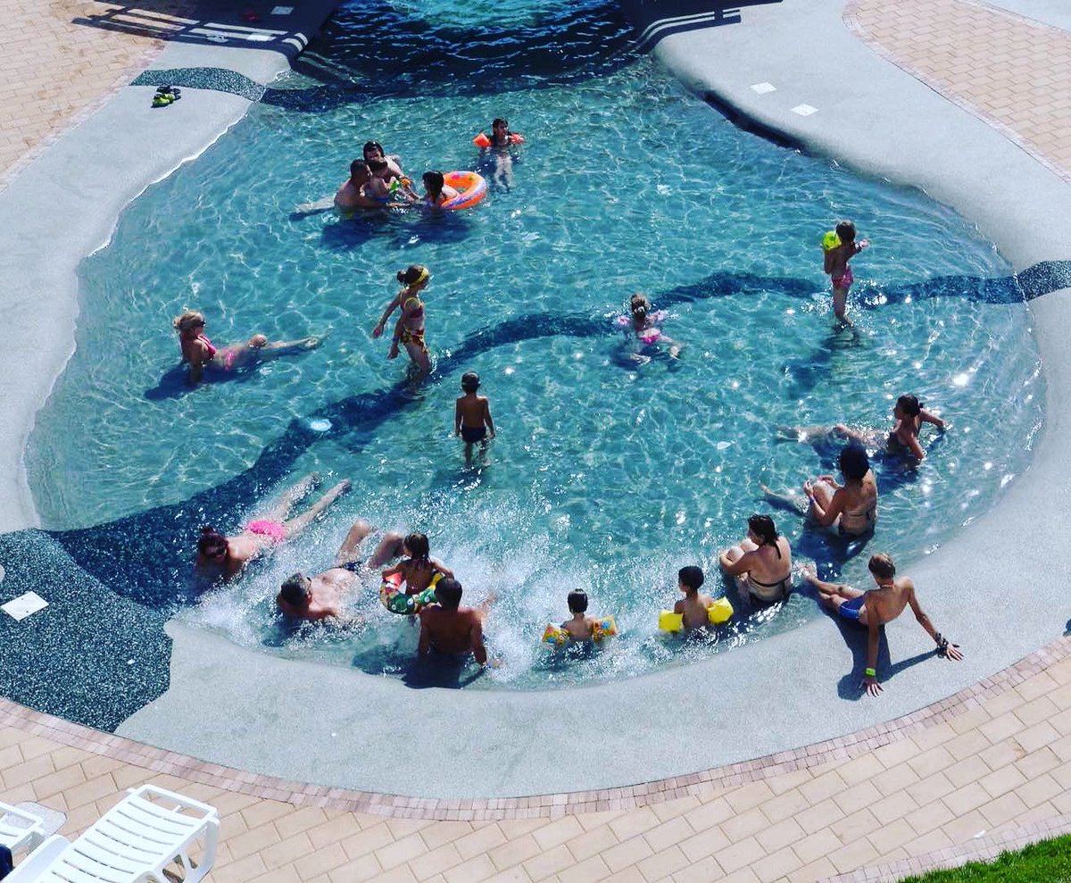 Otvoreni bazen hotela „Kardial“ ima poseban dio prilagođen djeci. Neka vaši mališani bezbjedno uživaju dok se igraju u vodi i uče da plivaju.