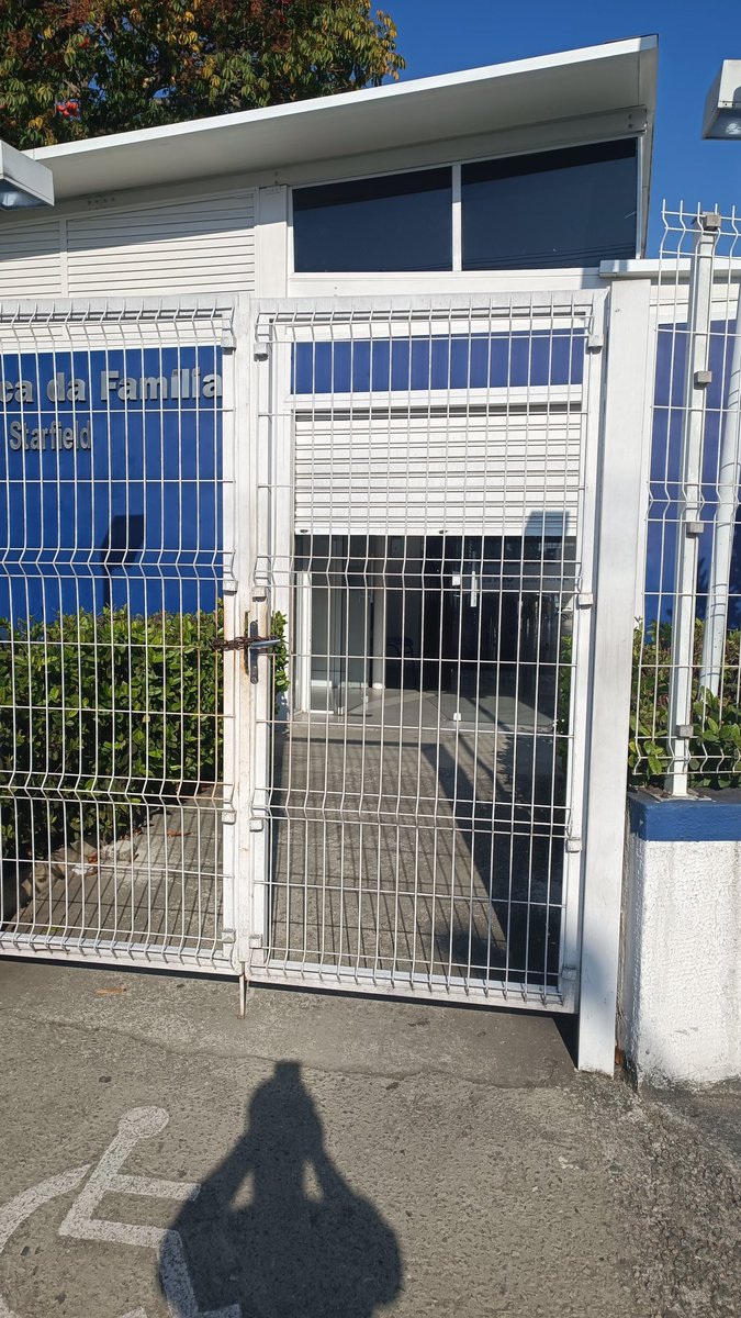 Clínica da família do Rio está fechada,  achei que o decreto fosse só pra serviços não essenciais... Acho interessante rever isso para os próximos jogos... <a href="/eduardopaes/">Eduardo Paes</a> <a href="/Saude_Rio/">Secretaria Municipal de Saúde do Rio de Janeiro</a> <a href="/danielsoranz/">Daniel Soranz</a>