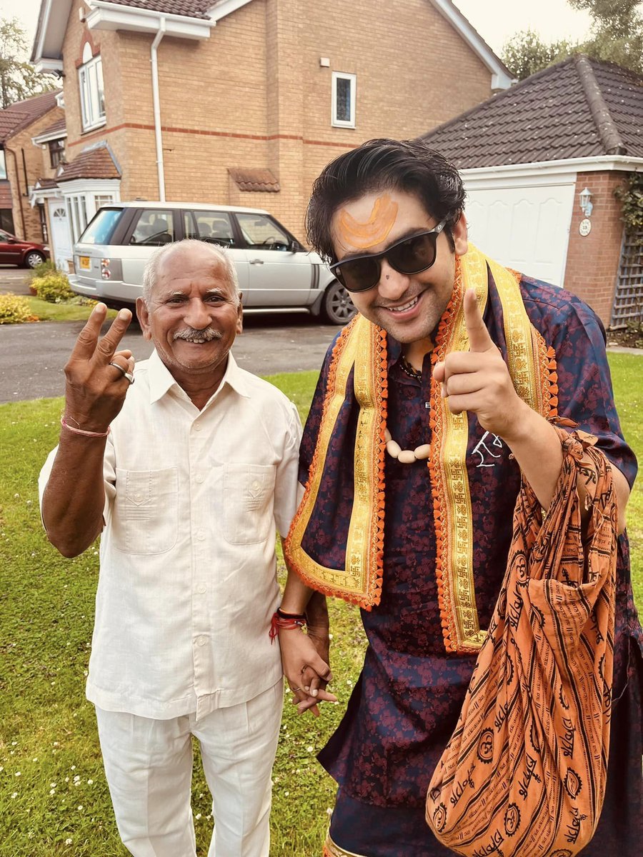 पूरी दुनिया पूज्य सरकार के संग तस्वीर खिंचवाने को आतुर रहते है लेकिन हमारे सरकार अलबेले है…ये है बद्री काका…पूज्य सरकार के भोजन प्रसाद की व्यवस्था करते है…जब उन्होंने कहा की हमे भी आपके संग तस्वीर लेनी है सरकार ने उनकी मनोकामना पूरी की..तस्वीर सभी कहानी बयान कर रही है…
