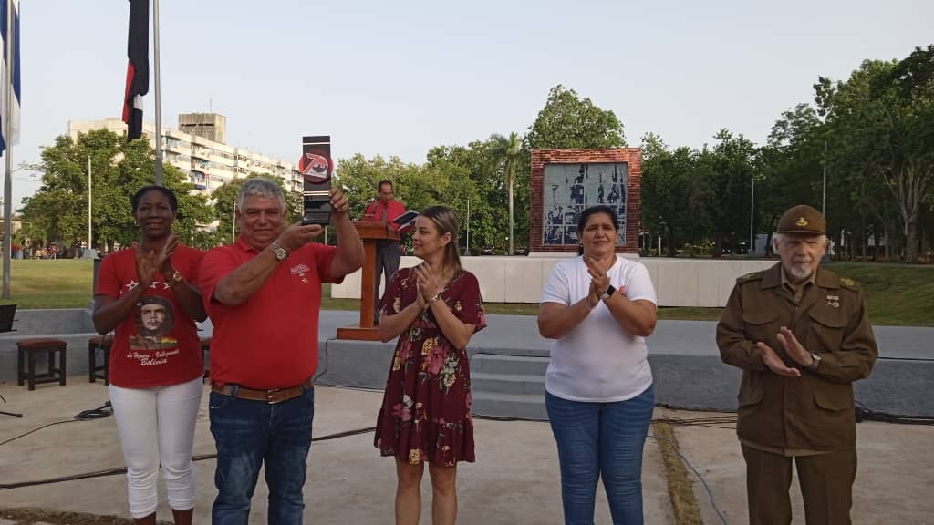 AylinAlvarezG's tweet photo. Hoy amanecí en #Artemisa, justo el día en que hace 70 años un grupo de jóvenes de esta tierra salió a asaltar los muros del #Moncada. Junto a uno de esos jóvenes, el Comandante Ramiro, celebramos el acto provincial   por los sucesos del 26 de Julio de 1953. #ConTodosLaVictoria https://t.co/iSwE7b60Vc