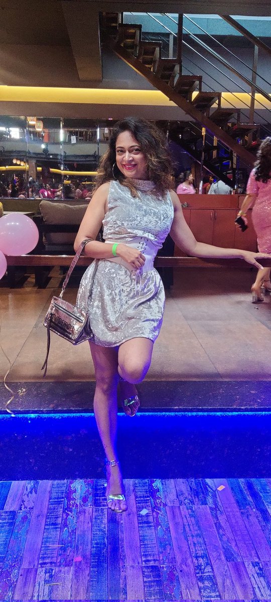 Prranita9's tweet image. YOLO: You only live once!

#partylook #friends #pula #8thanniversary #prranitamullay #ootd #fashionista #influencer #trendingnow #dakkhanloungeandbar #lookoftheday #videocreator #punefashionblogger #punekar #partyweardress #pinksilver #themeparty #explorepage 
2️⃣4️⃣
