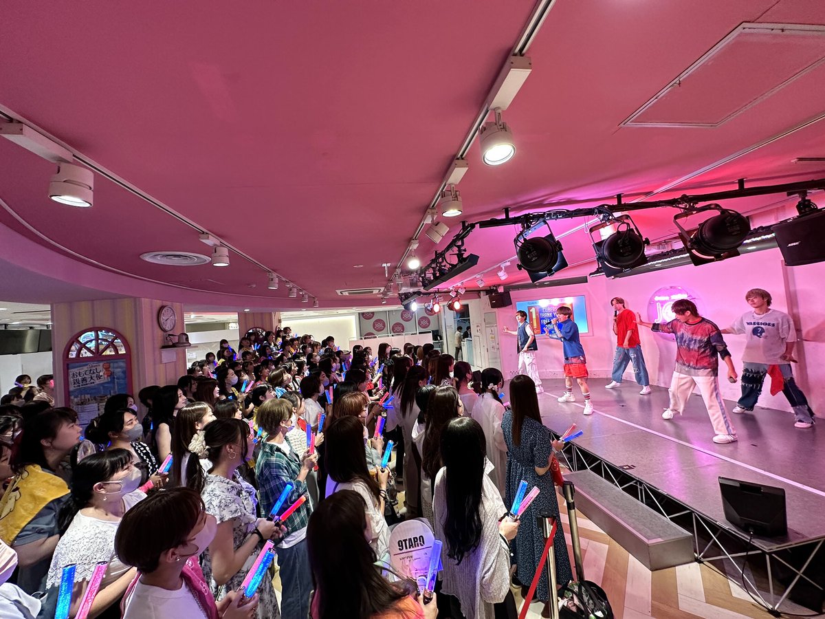 cubers_official's tweet photo. CUBERS Thank youフリーライブDay2 JOL原宿ありがとうございます🎈✨

ファンクラブ限定イベントならではの温かく和やかなムードで5曲お届けしました🎤
活動初期に使用していたSEで登場！また自己紹介も初ライブの文言のまま披露🙌✨

毎週ライブしていた会場で懐かしい気持ちになりました😆‼️
#CUBERS https://t.co/Q9GLq2R7Xm