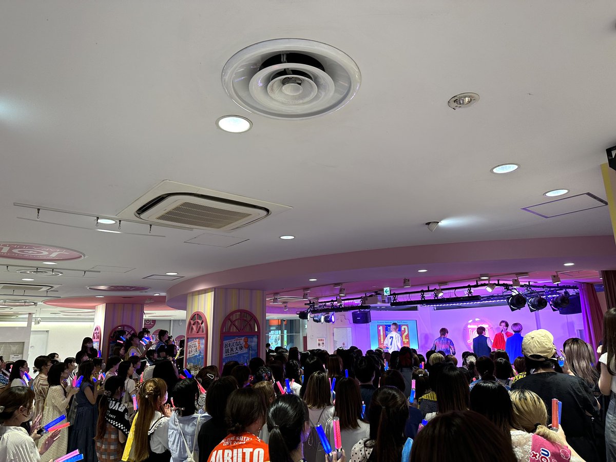 cubers_official's tweet photo. CUBERS Thank youフリーライブDay2 JOL原宿ありがとうございます🎈✨

ファンクラブ限定イベントならではの温かく和やかなムードで5曲お届けしました🎤
活動初期に使用していたSEで登場！また自己紹介も初ライブの文言のまま披露🙌✨

毎週ライブしていた会場で懐かしい気持ちになりました😆‼️
#CUBERS https://t.co/Q9GLq2R7Xm